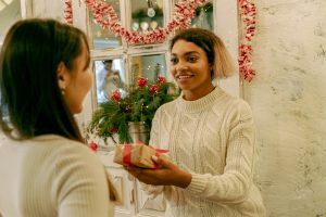 last-minute gift ideas blog the reef apartments friends exchanging gifts